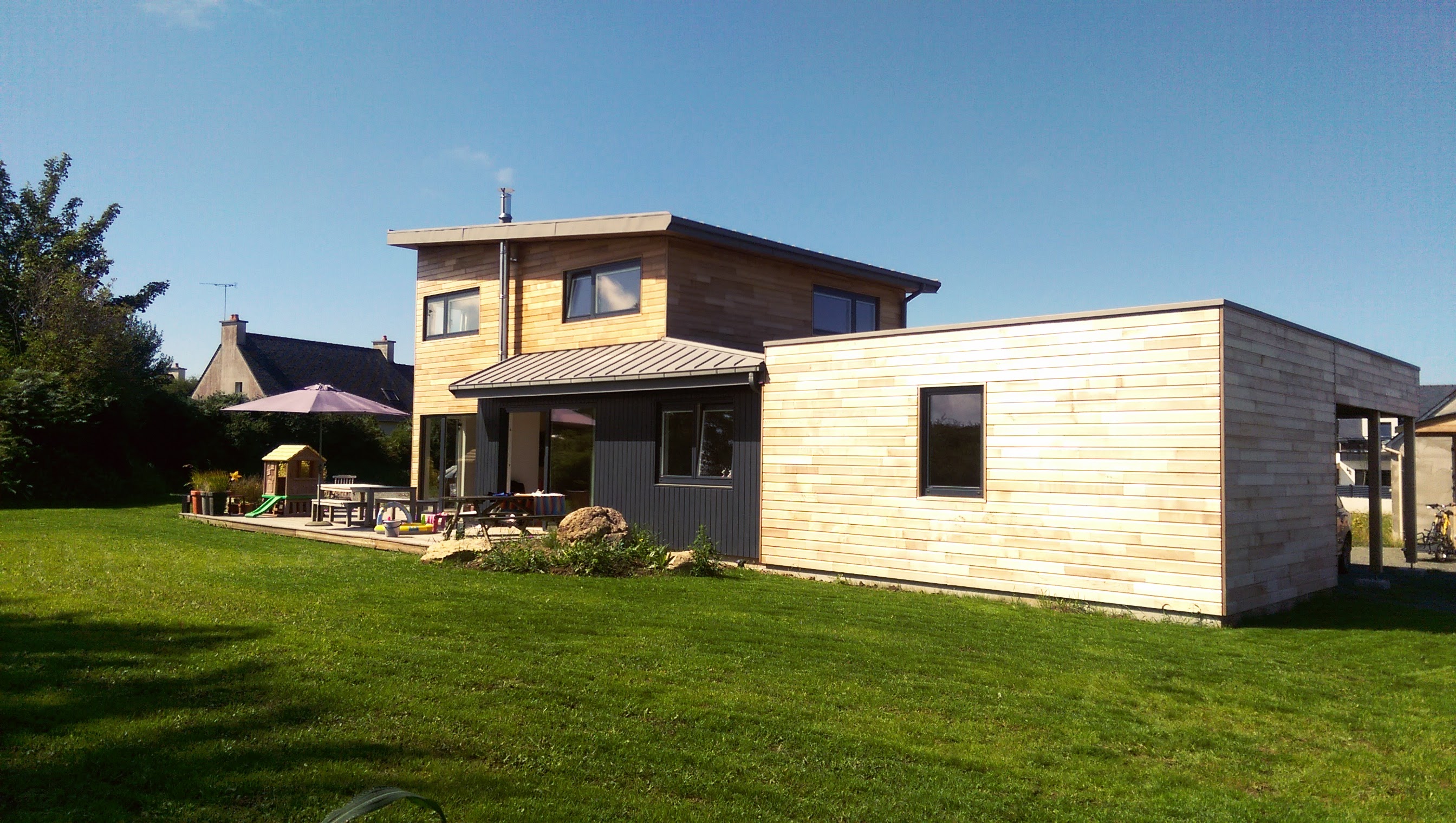 Construction de maisons en bois GLV : maison à étage avec toiture en zinc