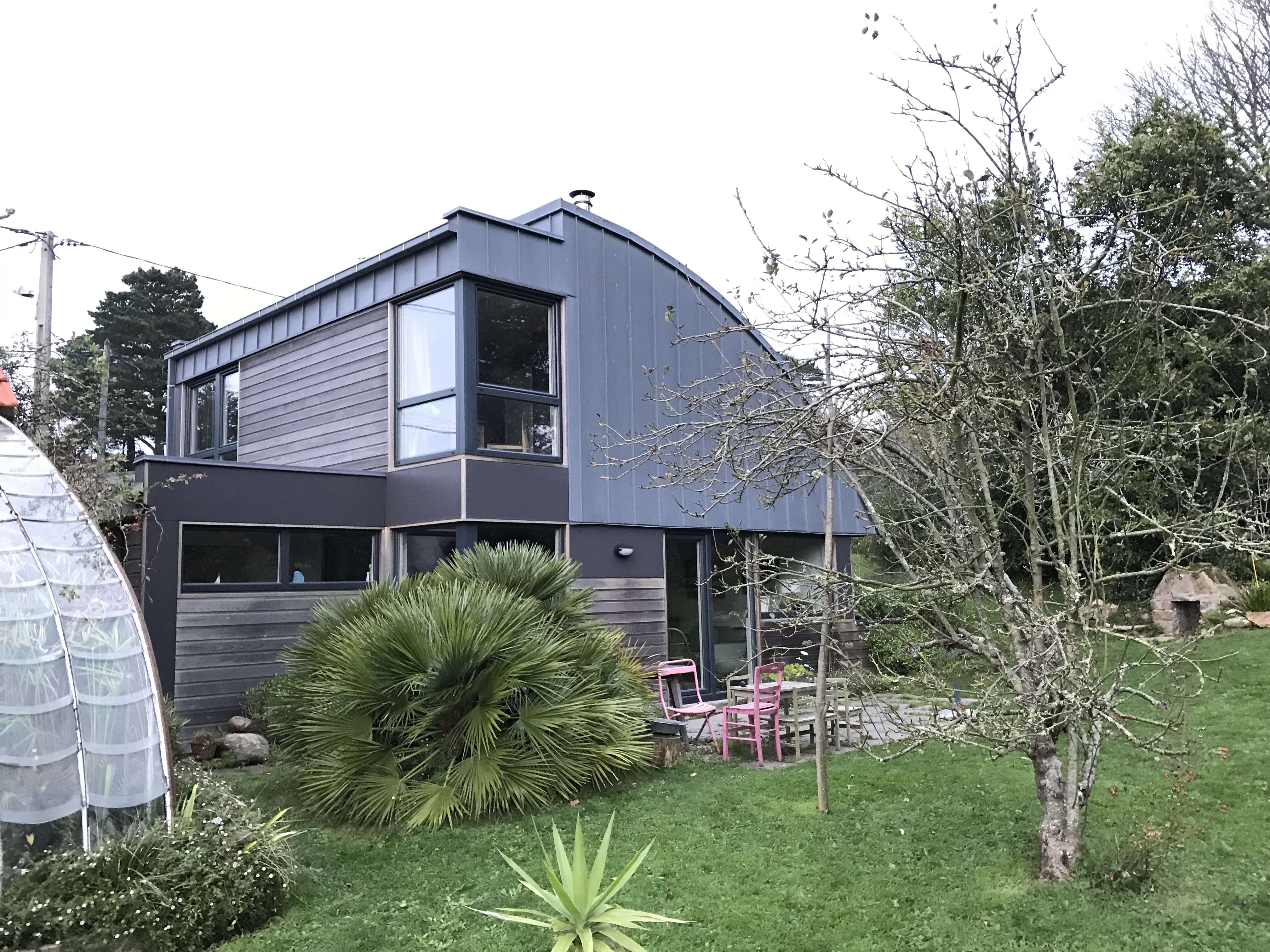 Construction de maisons en bois GLV : maison à étage avec toiture en zinc