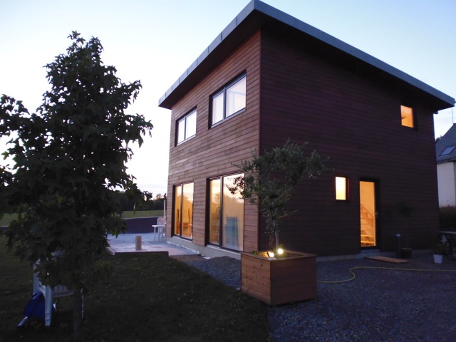 Construction de maisons en bois GLV : maison à étage avec toiture en zinc
